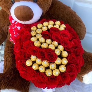 Caja de 80 Rosas con Compartimiento de Dulces