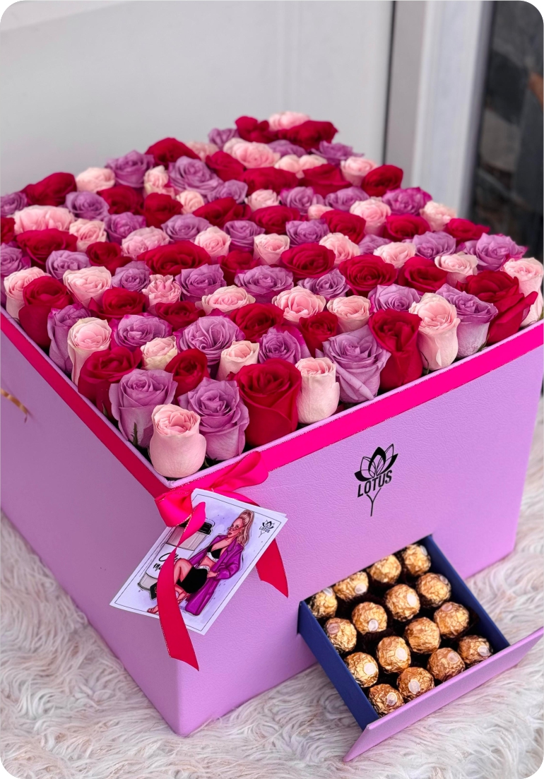 Caja de 100 Rosas con Compartimiento de Dulces - Imagen 7