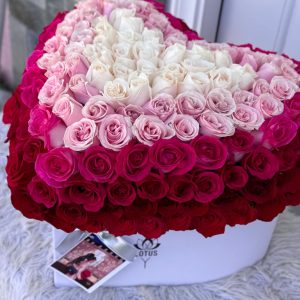 Caja de 100 Rosas con Compartimiento de Dulces