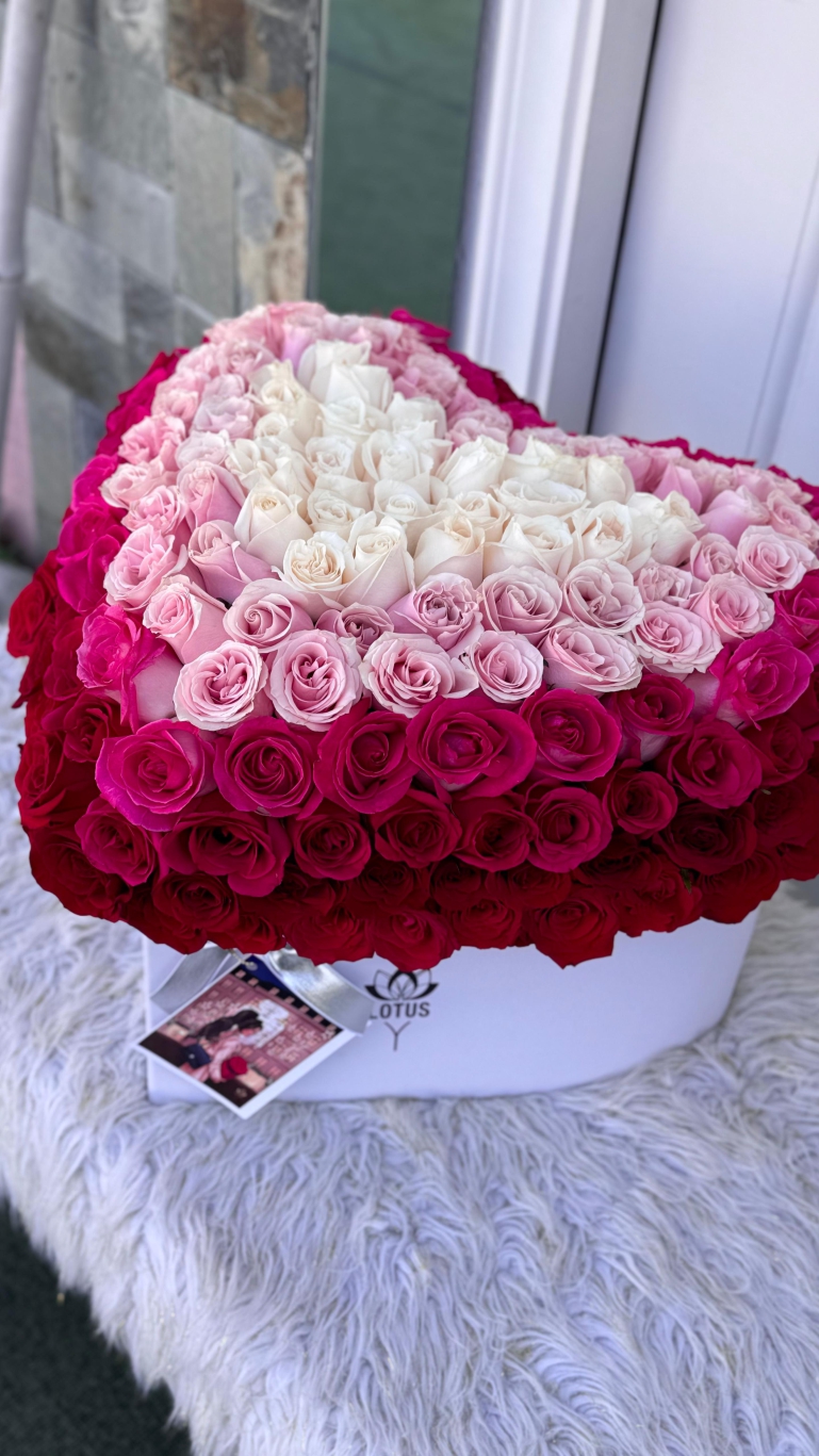 Caja de 100 Rosas con Compartimiento de Dulces